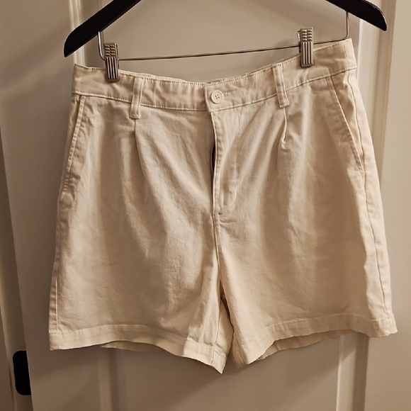 Banana Republic| Cream Pleated Chino Shorts| Sz. 10| Resort, Preppy, Old Money - Picture 2 of 10